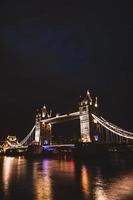 puente de la torre en la noche, londres foto