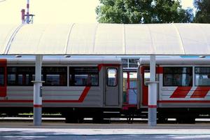 un tren en la plataforma un ferrocarril para niños. foto