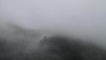 aereo Visualizza di nebbioso pioggia foresta nel vicino villaggio Indonesia video