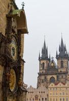 iglesia de nuestra señora antes de tyn y reloj astronómico, praga, república checa foto