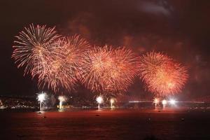 fuegos artificiales sobre el estrecho del bósforo, estambul, turquía foto