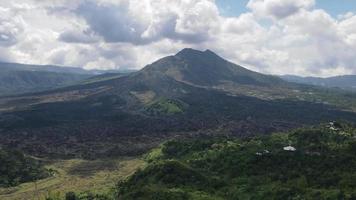 timelapse del campo de lava de vista aérea desde el monte batur en bali video