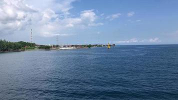 ferry traversant le port de ketapang, banyuwangi à gilimanuk bali. video