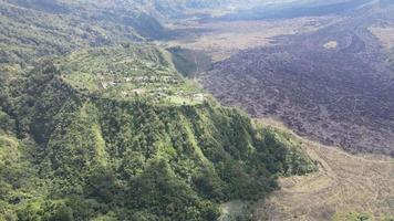 vista aérea do campo de lava do monte batur em bali video