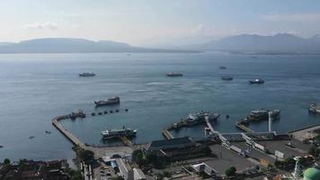 vista aérea de lapso de tempo do porto em banyuwangi indonésia com balsa no oceano de bali video