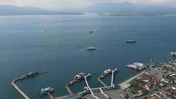 vista aérea de lapso de tiempo del puerto en banyuwangi indonesia con ferry en el océano de bali video