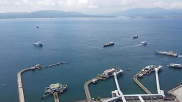 vista aérea del puerto en banyuwangi indonesia con ferry en bali ocean video