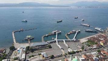 vista aérea do porto em banyuwangi indonésia com balsa no oceano de bali video