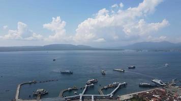 vista aérea do porto em banyuwangi indonésia com balsa no oceano de bali video