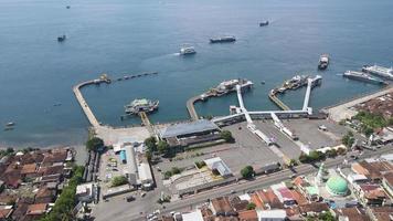 vista aérea del puerto en banyuwangi indonesia con ferry en bali ocean video