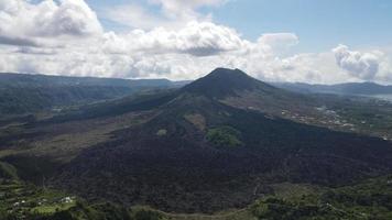 vue aérienne du champ de lave du mont batur à bali video