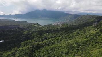 Luftaufnahme des Batur Lake Kintamani Bali mit Wolke im Hintergrund video