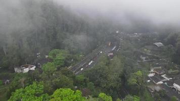 antenne visie van mistig regen Woud in in de buurt dorp Indonesië video