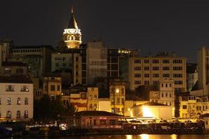 torre de galata en estambul foto