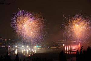 fuegos artificiales sobre halic, estambul foto