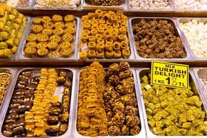 delicias turcas y dulces del bazar de las especias, estambul foto