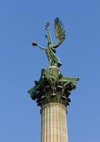 estatua del arcángel gabriel de la plaza de los héroes, budapest foto