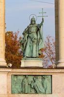 szent istvan escultura de la plaza de los héroes, budapest, hungría foto