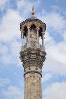 minarete de la mezquita aziziye en konya, turkiye foto