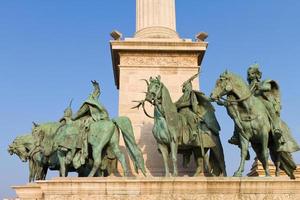 estatuas de caciques húngaros de la plaza de los héroes, budapest, hungría foto