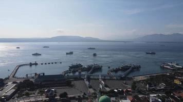 vue aérienne du port de banyuwangi indonésie avec ferry dans l'océan de bali video