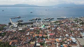 vue aérienne du port de banyuwangi indonésie avec ferry dans l'océan de bali video