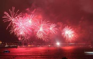 Fuegos artificiales sobre el estrecho del Bósforo, Estambul foto