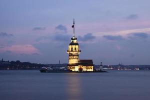 torre de las doncellas en estambul foto