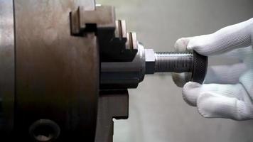 Mechaniker Gewinde Ringlehre auf einer CNC-Drehmaschine. video