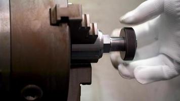 mechanic threads ring gauge on a CNC lathe. video
