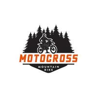 silueta de motocross en la plantilla de diseño del logotipo del bosque vector