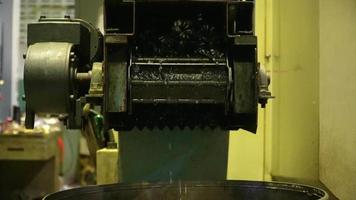 Máquina de torno de transporte de sucata de aço, reciclagem de materiais de sucata de aço. resíduos de cavacos de alumínio após usinagem de peças metálicas em torno cnc. aparas de aço espiral torcida closeup. pequena rugosidade video