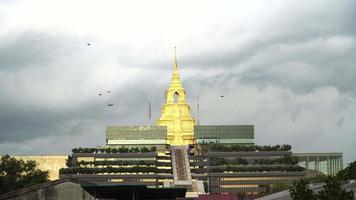 nieuw parlementsgebouw van thailand, het nieuwe aantrekkelijke oriëntatiepunt van de hoofdstad. video