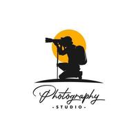 logotipo de estudio de fotografía y fotografía salvaje vector