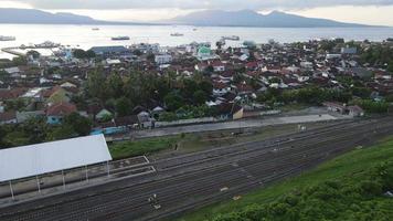 vue aérienne du port de banyuwangi indonésie avec ferry dans l'océan de bali video