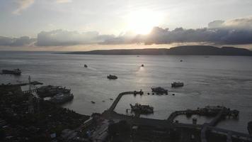 vue aérienne du port de banyuwangi indonésie avec ferry dans l'océan de bali video