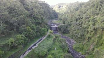 antenne visie van vallei met klein rivier- in pluyon merapi monteren, Indonesië. video