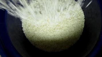 Reis in eine große Schüssel gießen video