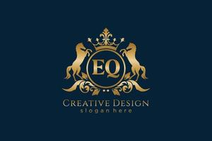 cresta dorada retro eq inicial con círculo y dos caballos, plantilla de insignia con pergaminos y corona real - perfecto para proyectos de marca de lujo vector