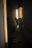 gato en rayo de luz en casa. gato negro por la mañana en el apartamento. foto
