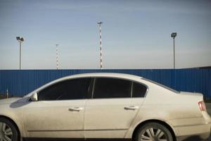 coche en carretera. detalles de transporte. coche en ciudad. foto