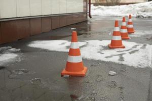 tapón de ocultación sobre asfalto. área de emergencia nieve cayendo del techo. foto