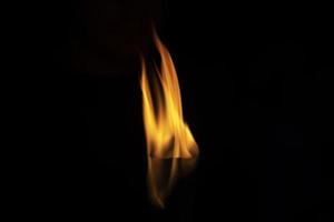 fuego sobre fondo negro. llamas en la oscuridad. detalles de fuego. foto