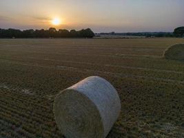 puesta de sol sobre el campo de trigo suffolk después de la cosecha foto