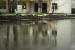 lluvia afuera. gran charco en el patio. clima húmedo. superficie del charco. foto