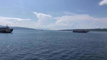 ferry boat cruzando o porto de ketapang, banyuwangi para gilimanuk bali. video