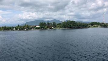 veerboot boot kruispunt de ketapang haven, banyuwangi naar gilimanuk Bali. video