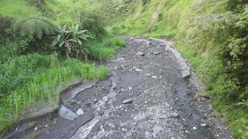 luftaufnahme des tals mit kleinem fluss im berg pluyon merapi, indonesien. video