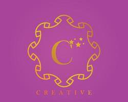 logotipo de diseño creativo, alfabeto c, letra de 5 estrellas, etiqueta, icono, para embalaje, diseño de productos de lujo. hecho con oro sobre un fondo texturizado de color violeta claro. vector