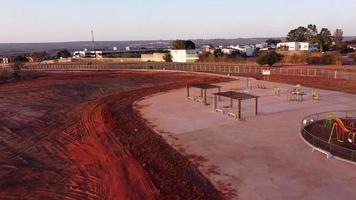 brasilia, brésil 29 août 2022 vue aérienne de la terre, des broussailles, des arbres et de la végétation qui ont été dégagés dans le parc de remise en forme burle marx dans la partie nord-ouest de brasilia, video